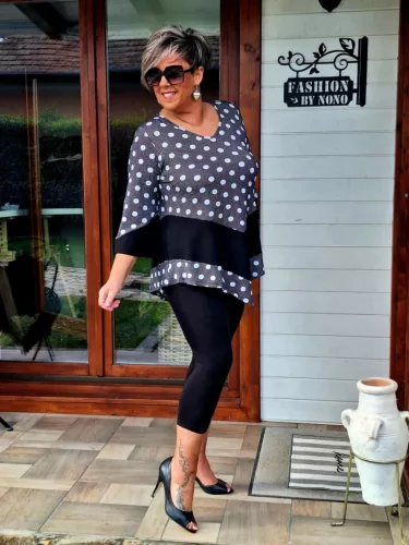 Fashion by Nono Viktória felső, fekete-fehér pöttyös 5XL méretben