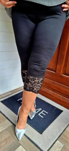 Fashion by Nono csipkés aljú 3/4-es leggings, fekete L méretben