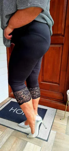 Fashion by Nono csipkés aljú 3/4-es leggings, fekete L méretben