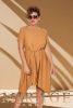 Mirage Marlenka szatén szilk ruha övvel, camel