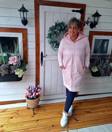 Fashion by Nono Púder Soft kapucnis, vékony steppelt kardigán/kabát, púder 3XL méretben