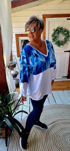 Fashion by Nono Frida bő szabású felső, fehér-kék virágmintás