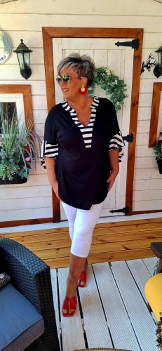 Fashion by Nono Gigi ing, fekete-csíkos szegéllyel és fodorral 4XL méretben 