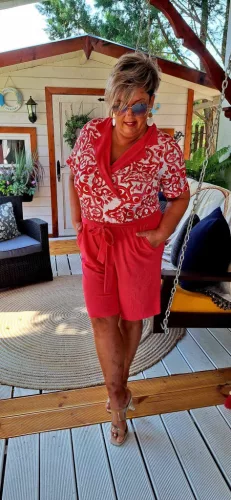 Fashion by Nono Shortos overál, piros-mintás 4XL méretben